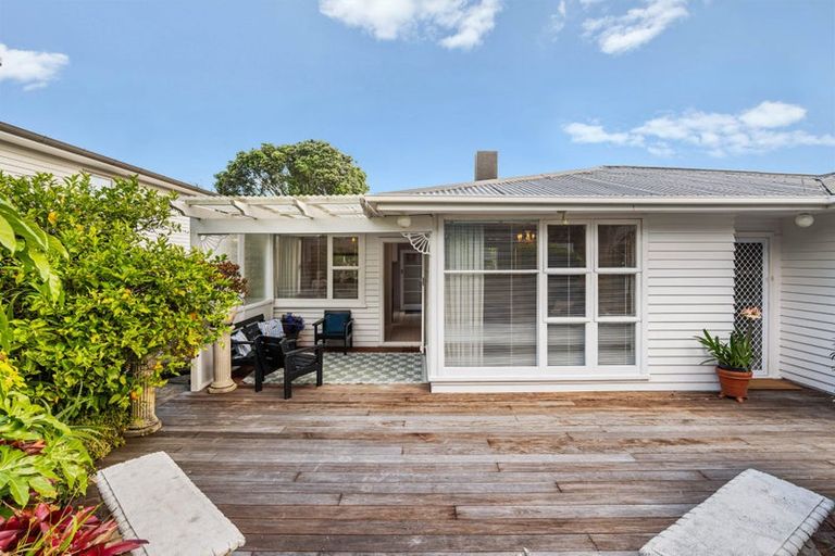 Photo of property in 18 Selwyn Crescent, Forrest Hill, Auckland, 0620
