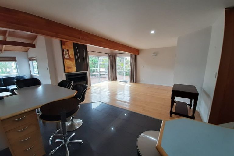 Photo of property in 14 La Roche Place, Northcote, Auckland, 0627