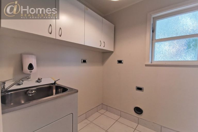 Photo of property in 69 Taikata Road, Te Atatu Peninsula, Auckland, 0610