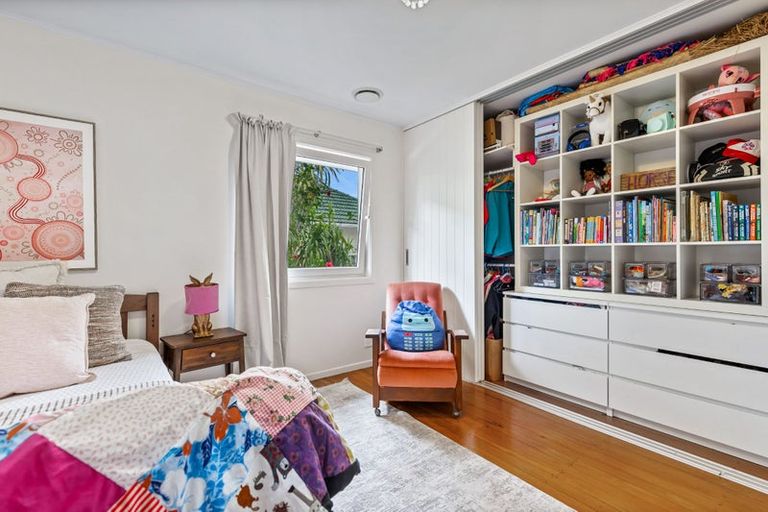 Photo of property in 34 Neil Avenue, Te Atatu Peninsula, Auckland, 0610