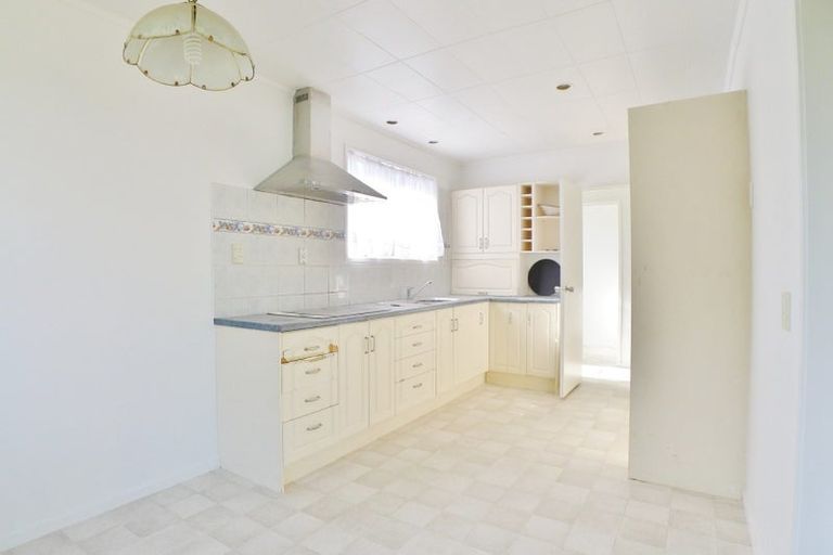 Photo of property in 14 Ewbank Place, Manurewa, Auckland, 2102