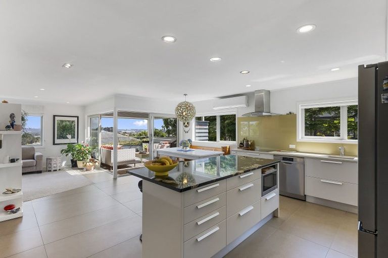 Photo of property in 2/46 Sunset Road, Unsworth Heights, Auckland, 0632