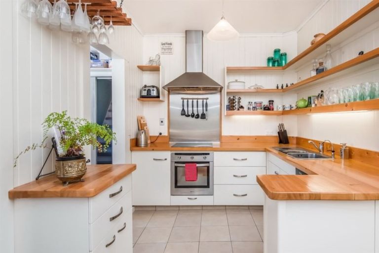 Photo of property in 5 Karaka Street, Helensville, 0800