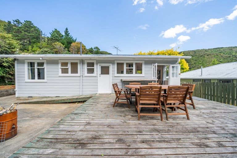 Photo of property in 18 Holmes Grove, Naenae, Lower Hutt, 5011