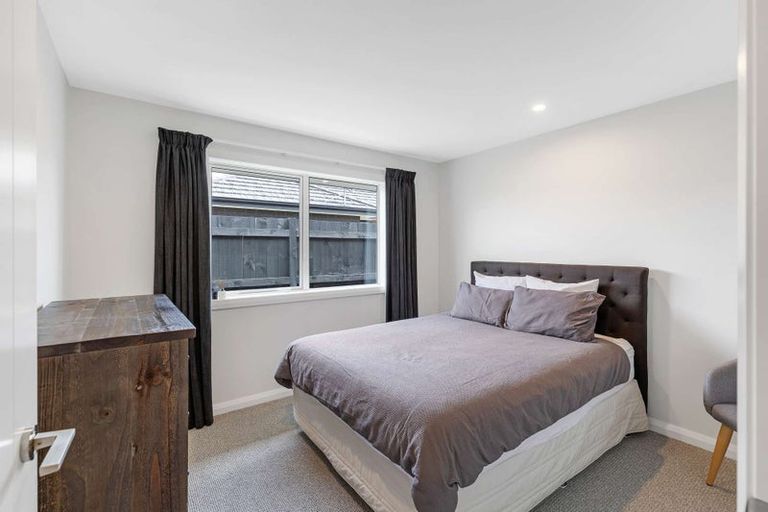 Photo of property in 1 Corsica Court, Fitzherbert, Palmerston North, 4410