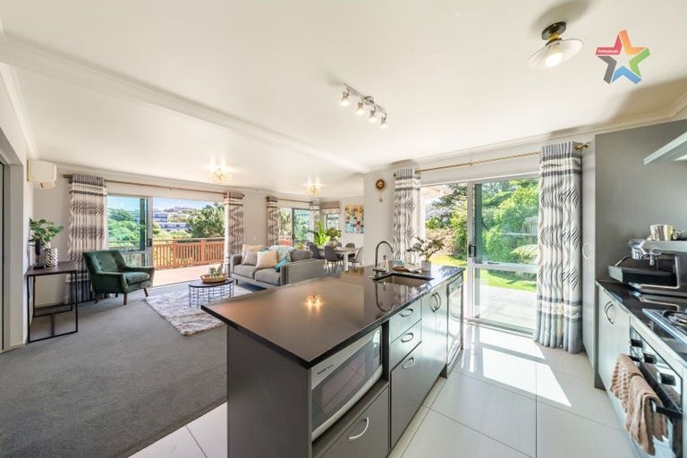 Photo of property in 18 Cresswell Place, Johnsonville, Wellington, 6037