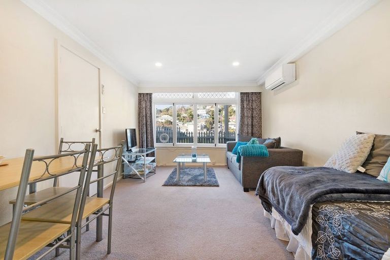 Photo of property in 2 Kopiko Way, Brooklyn, Wellington, 6021