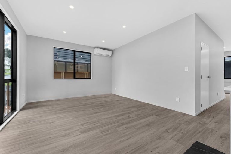 Photo of property in 2 Kama Place, Sunnynook, Auckland, 0620