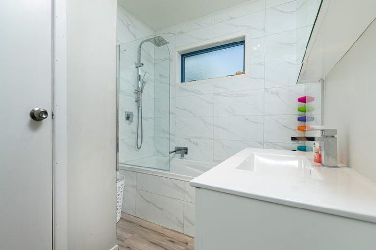 Photo of property in 17 Garelja Road, Henderson, Auckland, 0612