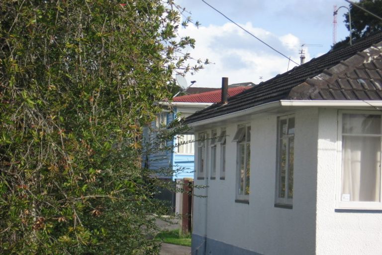 Photo of property in 6 Taipari Road, Te Atatu Peninsula, Auckland, 0610