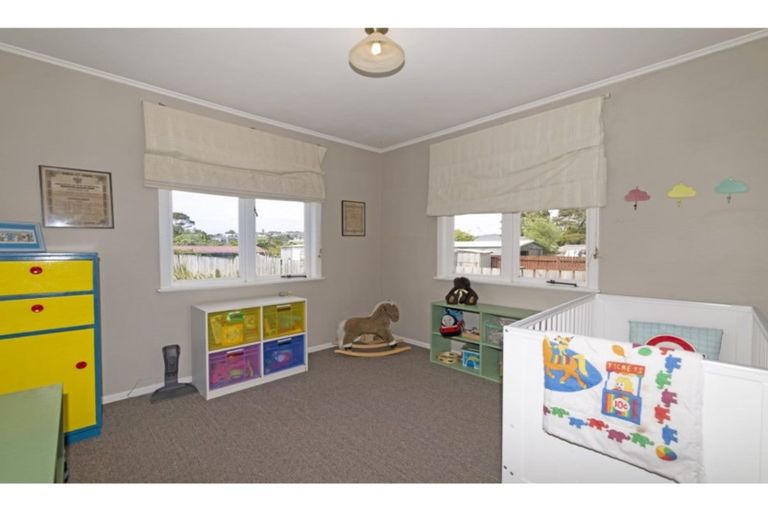 Photo of property in 14 Birdwood Road, Swanson, Auckland, 0612