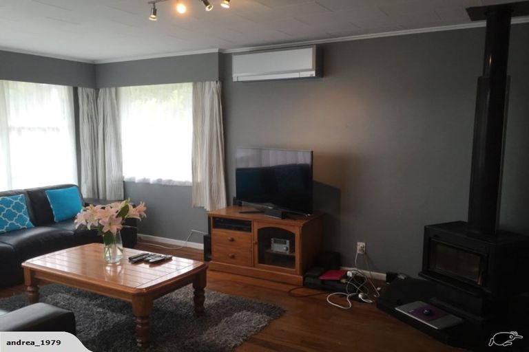 Photo of property in 14 Omega Street, Newlands, Wellington, 6037