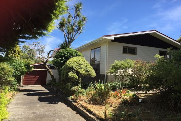 Photo of property in 98 Stewart Drive, Newlands, Wellington, 6037