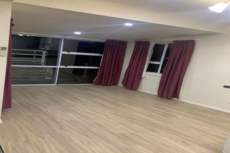 Photo of property in 1 Wakefield Terrace, Tawa, Wellington, 5028