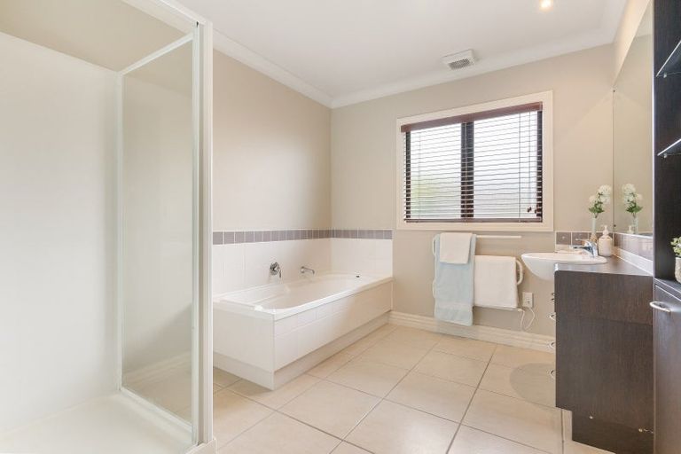 Photo of property in 11 Dunvegan Rise, East Tamaki Heights, Auckland, 2016