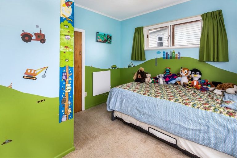 Photo of property in 103 Kenmore Street, Newlands, Wellington, 6037