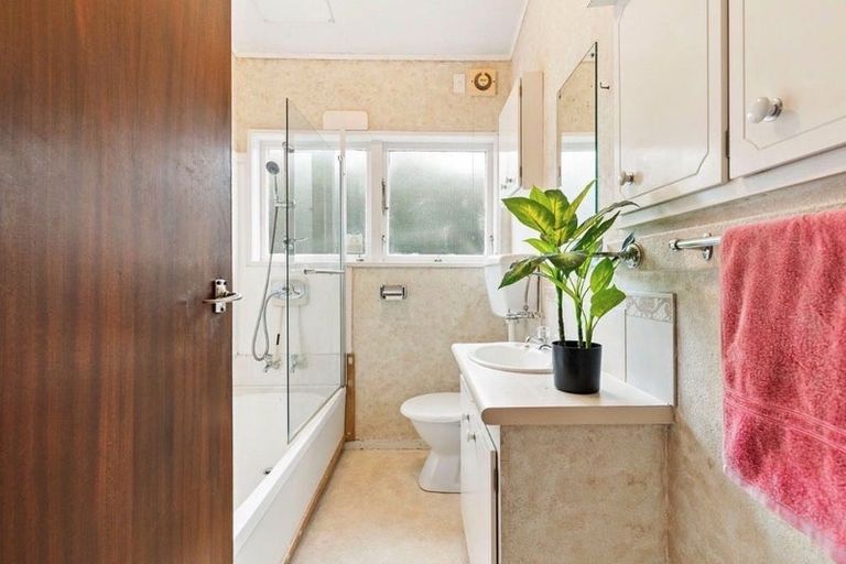 Photo of property in 128 Archibald Road, Kelston, Auckland, 0602