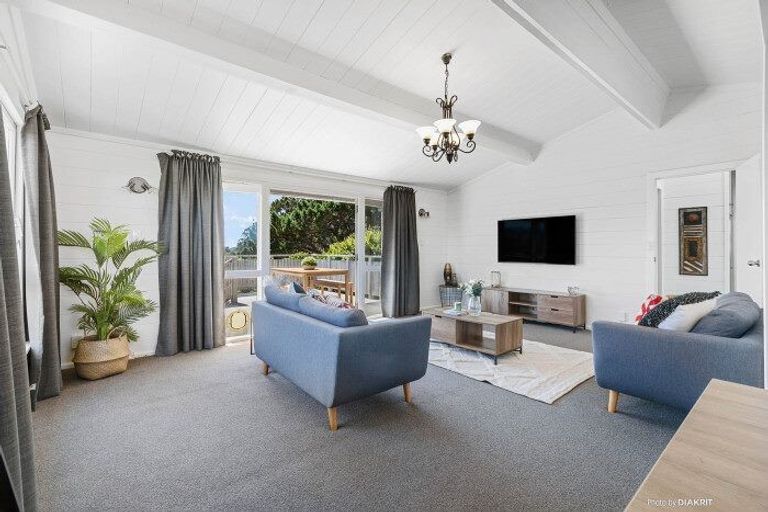 Photo of property in 15 Dunmail Way, Newlands, Wellington, 6037