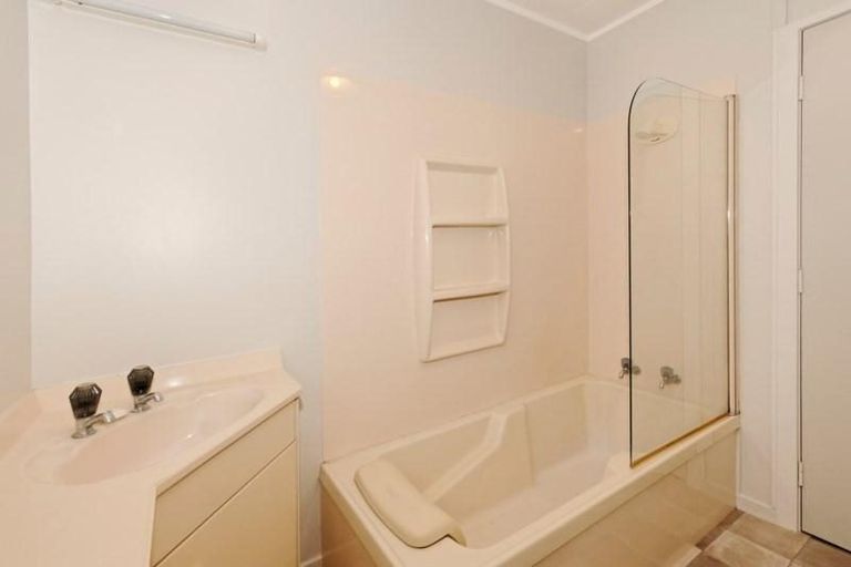 Photo of property in 19 Helleur Road, Massey, Auckland, 0614