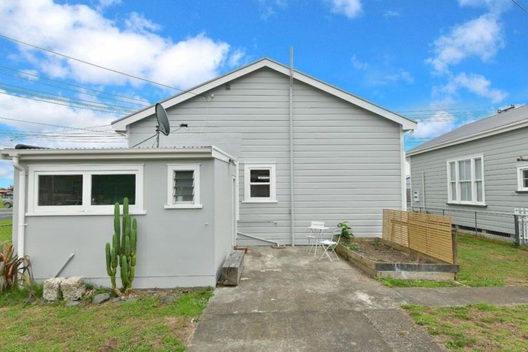 Photo of property in 21 Railway Street, Helensville, 0800