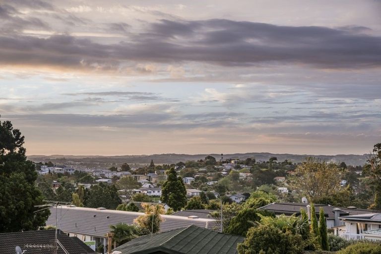 Photo of property in 2/66a Birkdale Road, Birkdale, Auckland, 0626