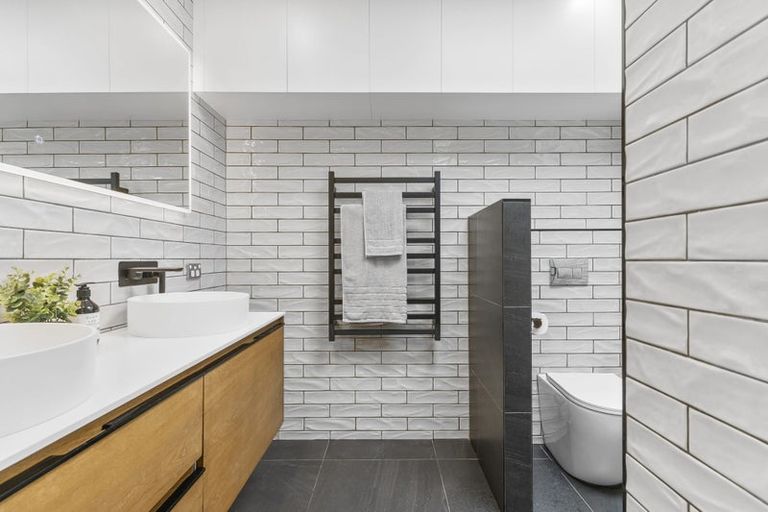 Photo of property in 2/104 Sylvan Avenue, Northcote, Auckland, 0627