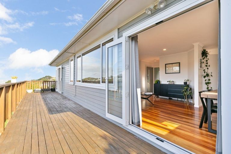 Photo of property in 137 Ruskin Road, Newlands, Wellington, 6037