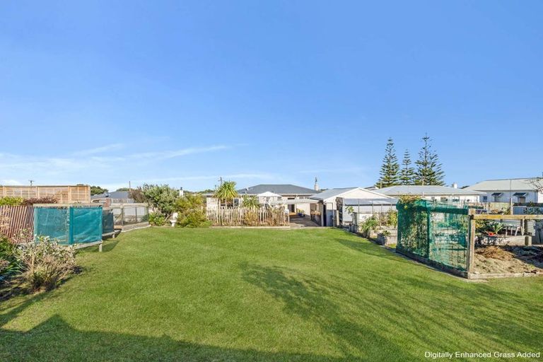 Photo of property in 22 Egmont Street, Castlecliff, Whanganui, 4501