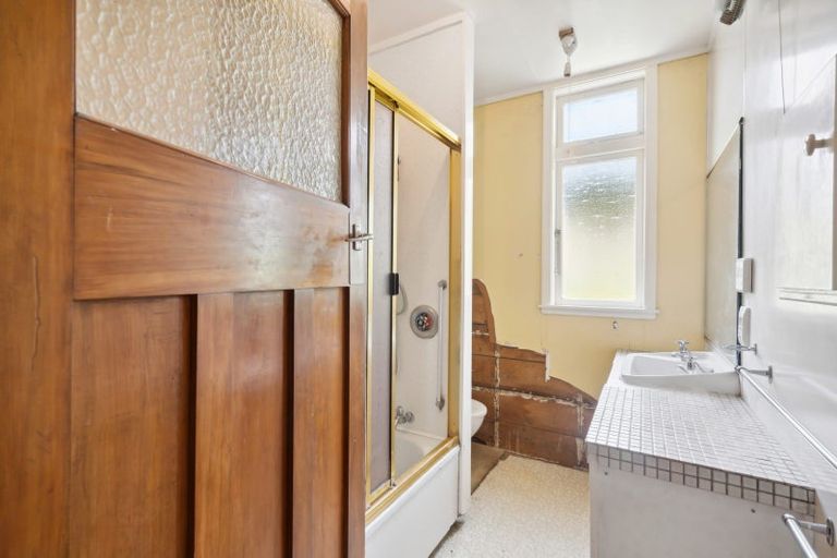 Photo of property in 2 Eden Street, Island Bay, Wellington, 6023