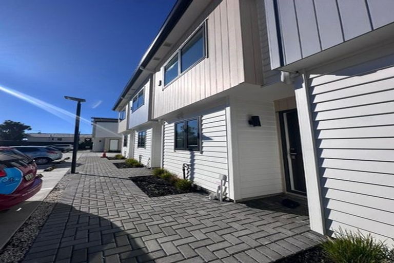 Photo of property in 2/103 Botany Road, Botany Downs, Auckland, 2010