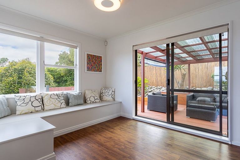 Photo of property in 16 Griffiths Grove, Newlands, Wellington, 6037