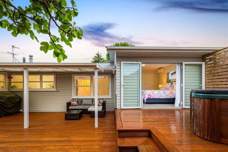 Photo of property in 114a Colwill Road, Massey, Auckland, 0614