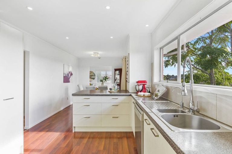 Photo of property in 18 Leewood Place, Pakuranga Heights, Auckland, 2010