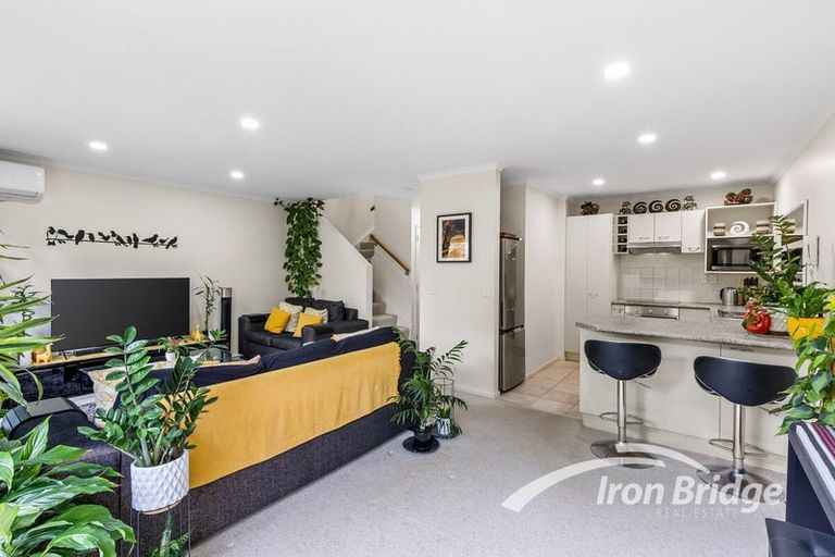 Photo of property in 5/86 Fernhill Way, Oteha, Auckland, 0632