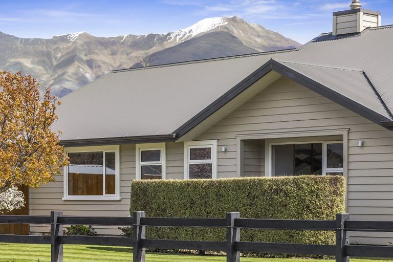Photo of property in 1 Moncrieff Place, Wanaka, 9305