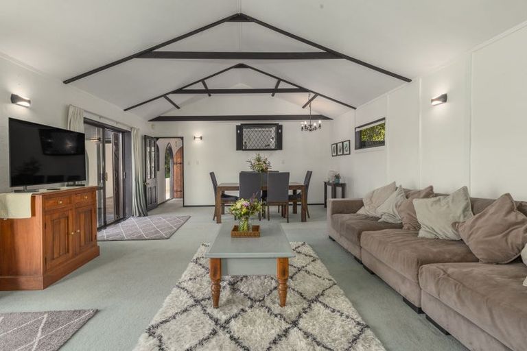 Photo of property in 10 Kakariki Grove, Waikanae, 5036