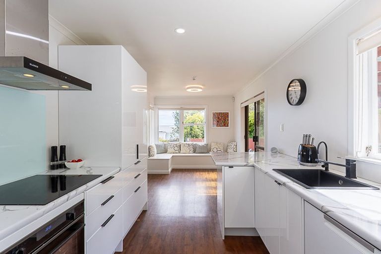 Photo of property in 16 Griffiths Grove, Newlands, Wellington, 6037