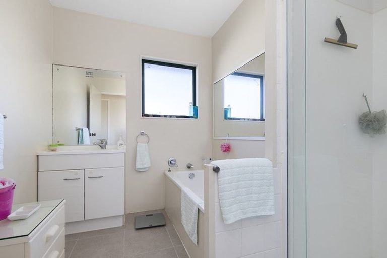 Photo of property in 2b Village Place, Tuakau, 2121