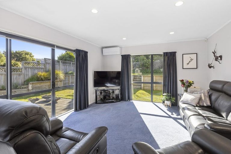 Photo of property in 9 Kilkelly Close, Tawa, Wellington, 5028