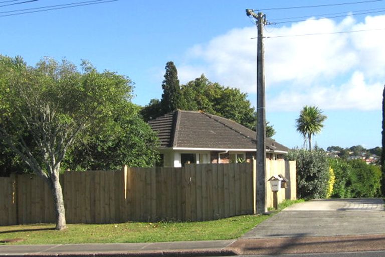 Photo of property in 2/68 Pupuke Road, Hillcrest, Auckland, 0627