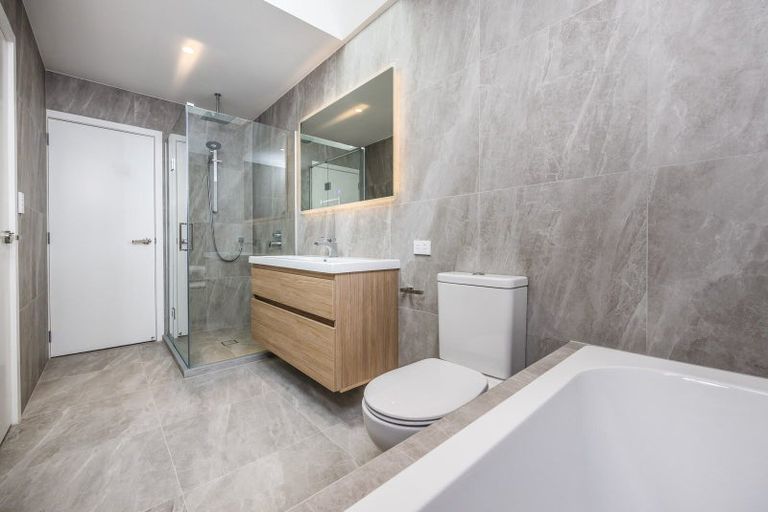 Photo of property in 4/94 Target Road, Totara Vale, Auckland, 0629
