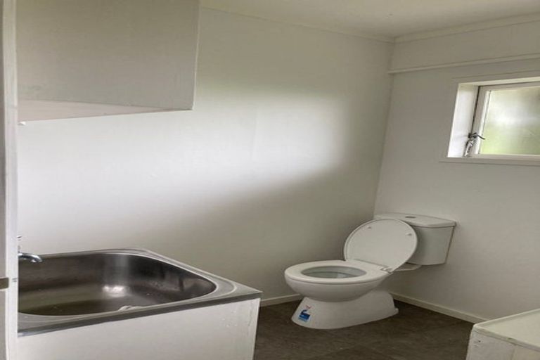 Photo of property in 28 Woodhouse Avenue, Karori, Wellington, 6012