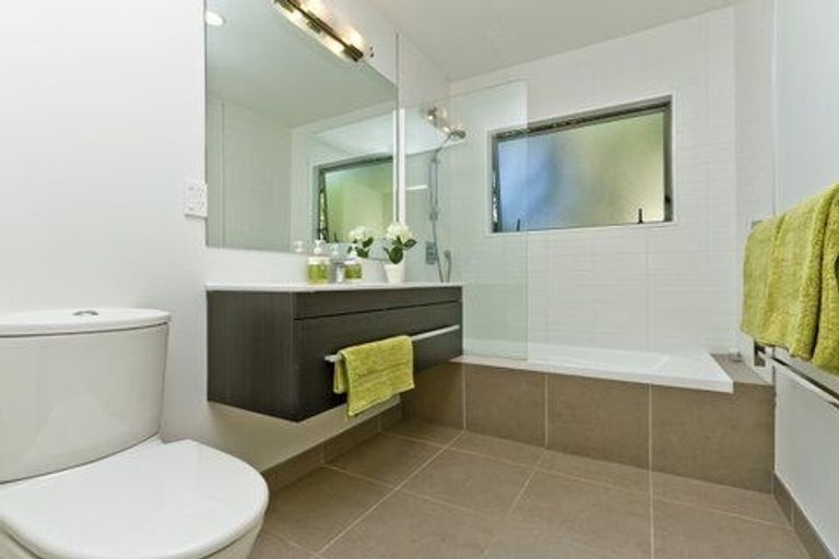 Photo of property in 26/15 Bush Lane, Northcote Point, Auckland, 0627
