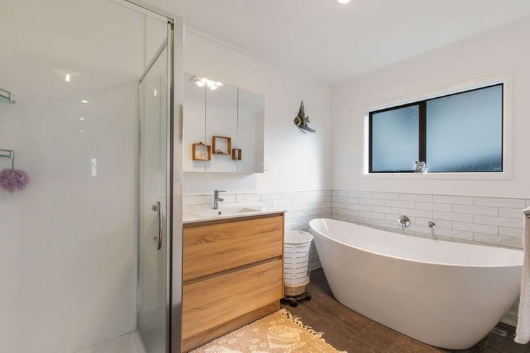 Photo of property in 21 Riverside Drive, Waiuku, 2123