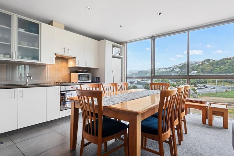 Photo of property in Patent 326 Apartments, 301h/326 Evans Bay Parade, Hataitai, Wellington, 6021