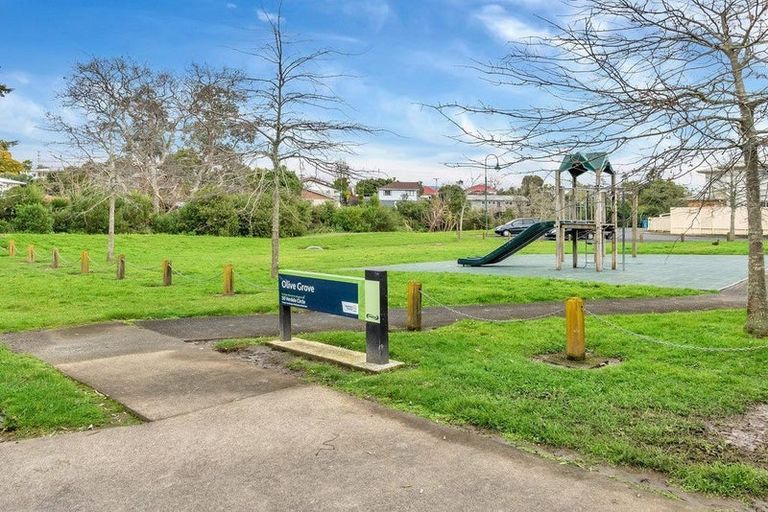Photo of property in 39 Verdale Circle, Glen Eden, Auckland, 0602