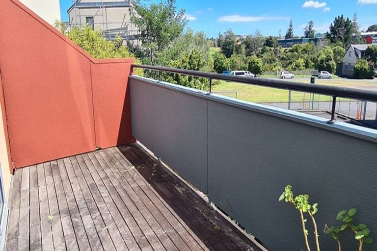 Photo of property in Lakeview Terrace, 20/14 Ambrico Place, New Lynn, Auckland, 0600