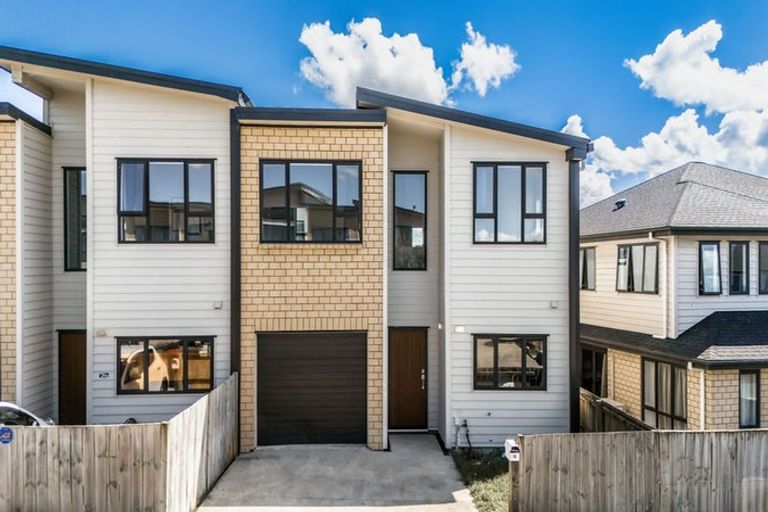 Photo of property in 13 Millcroft Lane, Ranui, Auckland, 0612