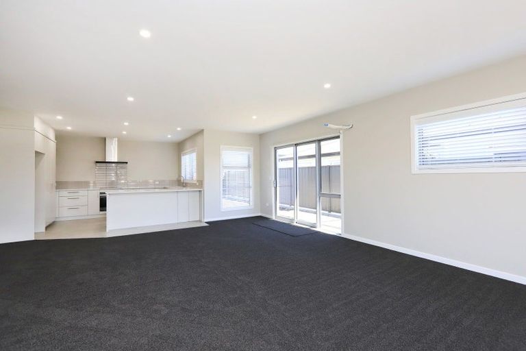 Photo of property in 6 Cassin Place, Taradale, 4112