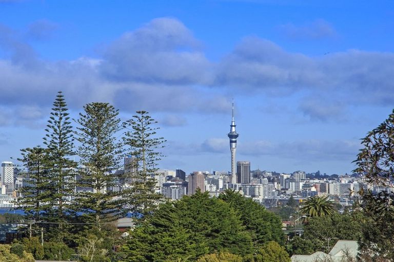 Photo of property in 1/24 Martin Crescent, Northcote, Auckland, 0627